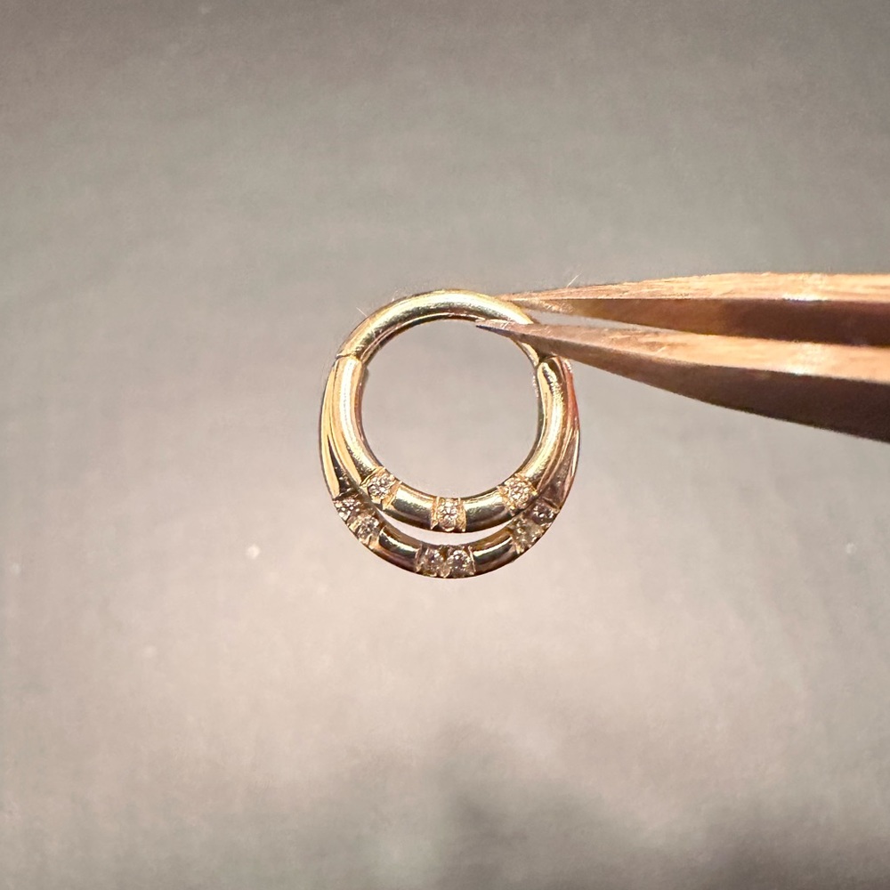 Pupil hall solid gold septum clicker with diamonds 5/32
